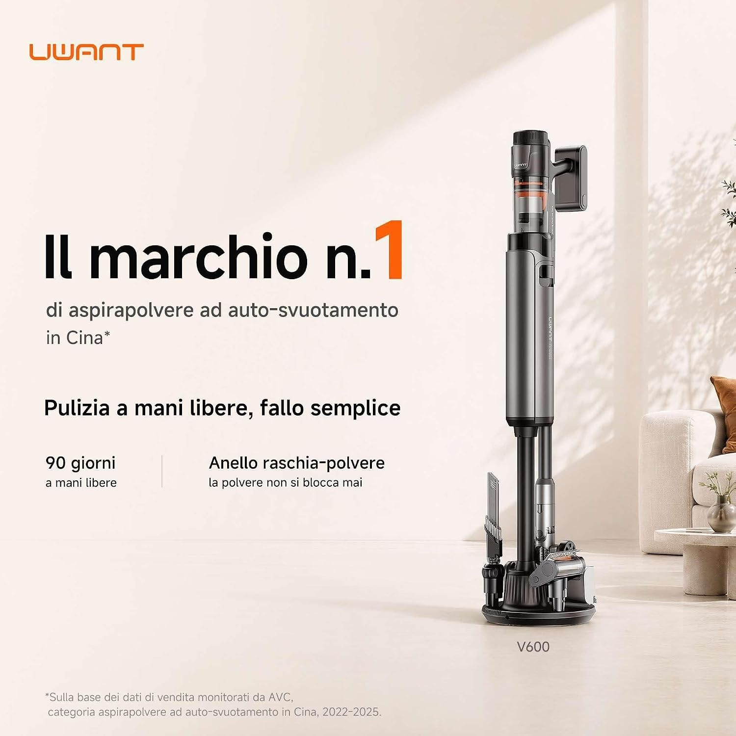Aspirapolvere senza fili grigio su stazione di ricarica con testo pubblicitario.