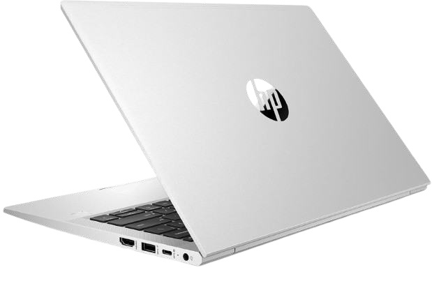 Una laptop HP plateada está medio abierta sobre un fondo blanco, mostrando el logotipo en la tapa.