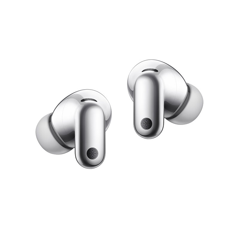 Dos auriculares intrauditivos blancos brillantes con detalles plateados sobre fondo blanco.