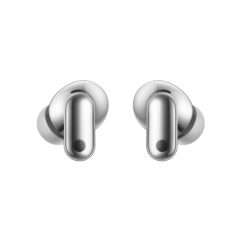 Dos auriculares inalambricos plateados y brillantes con rejillas de altavoz negras sobre fondo blanco.