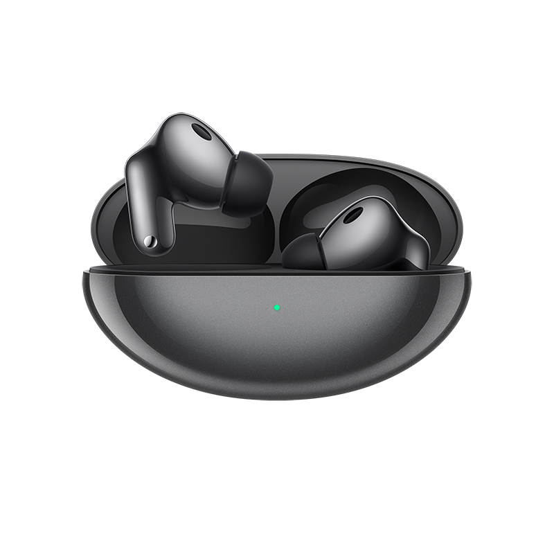 Auriculares inalambricos negros en un estuche de carga abierto con un pequeno LED verde.