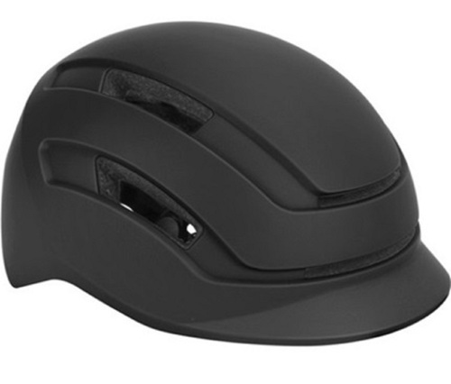 Un casco de bicicleta negro mate con ranuras de ventilación integradas y una pequeña visera.