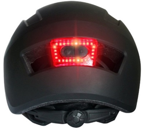 Un casco de bicicleta negro mate con luz trasera LED roja integrada y correa ajustable.