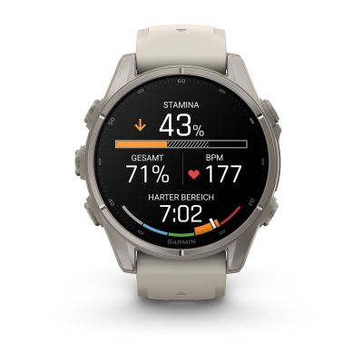 Un reloj deportivo Garmin gris muestra datos de entrenamiento como resistencia, frecuencia cardíaca y tiempo.
