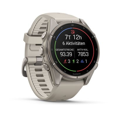 Un reloj deportivo Garmin beige con pantalla digital sobre fondo blanco.