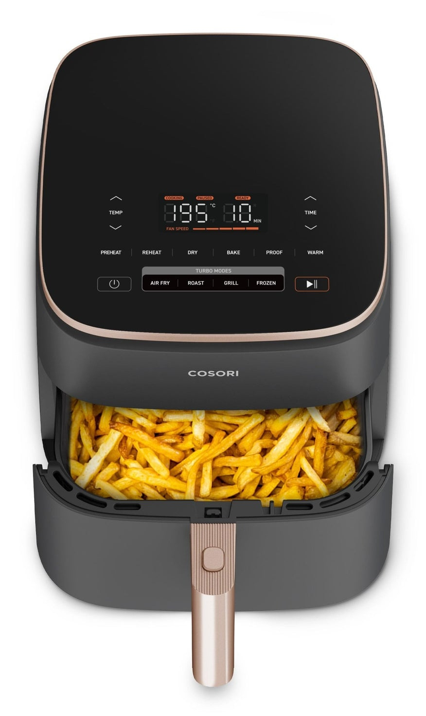 Freidora de aire Cosori negra con pantalla digital y cesta abierta llena de patatas fritas doradas.