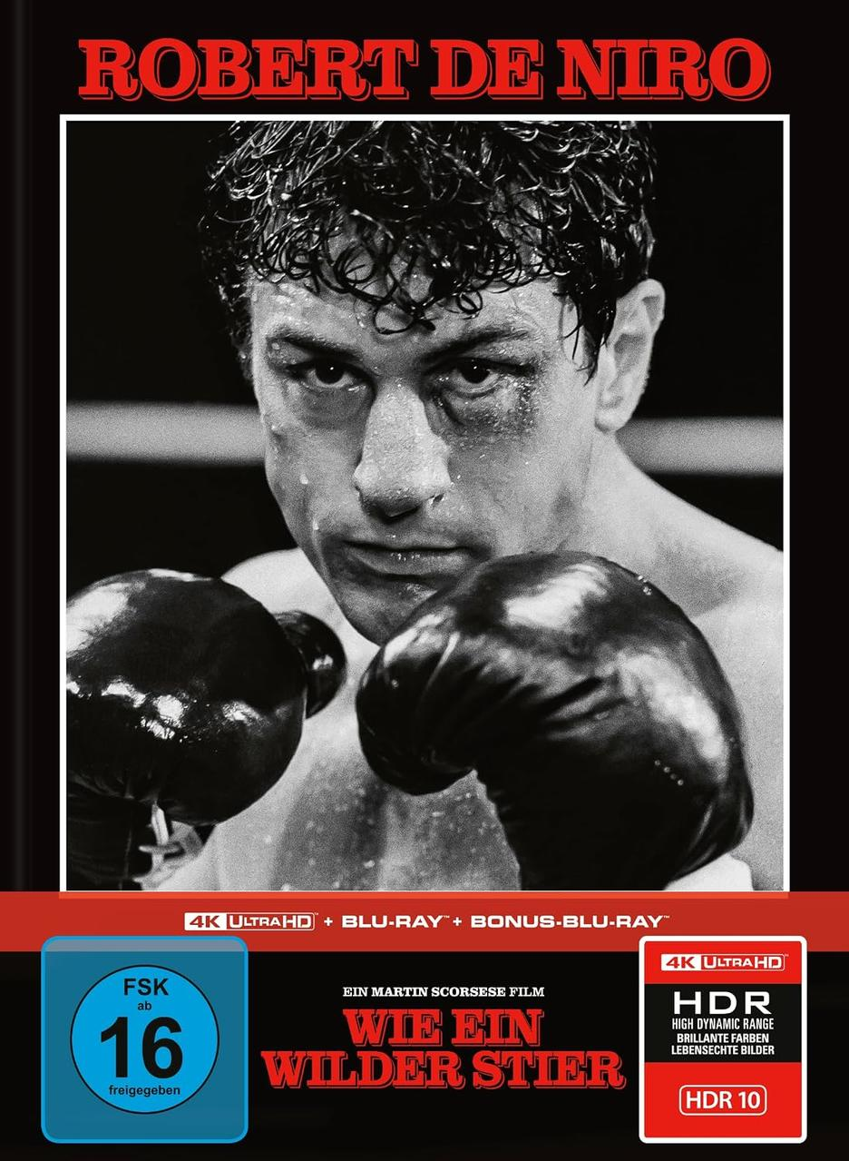 Eine schwarz-weiße Nahaufnahme von Robert De Niro als Boxer mit Handschuhen, mit rotem Titeltext.