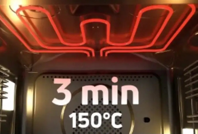 Czerwony, świecący element grzejny piekarnika z tekstem na tylnej ścianie: 3 min 150 C.
