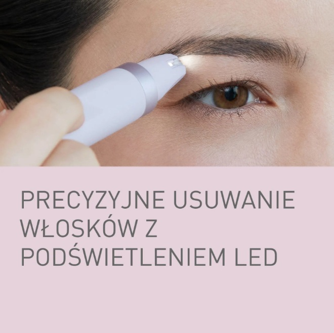Osoba używa białego, podświetlanego trymera do twarzy w okolicach brwi.