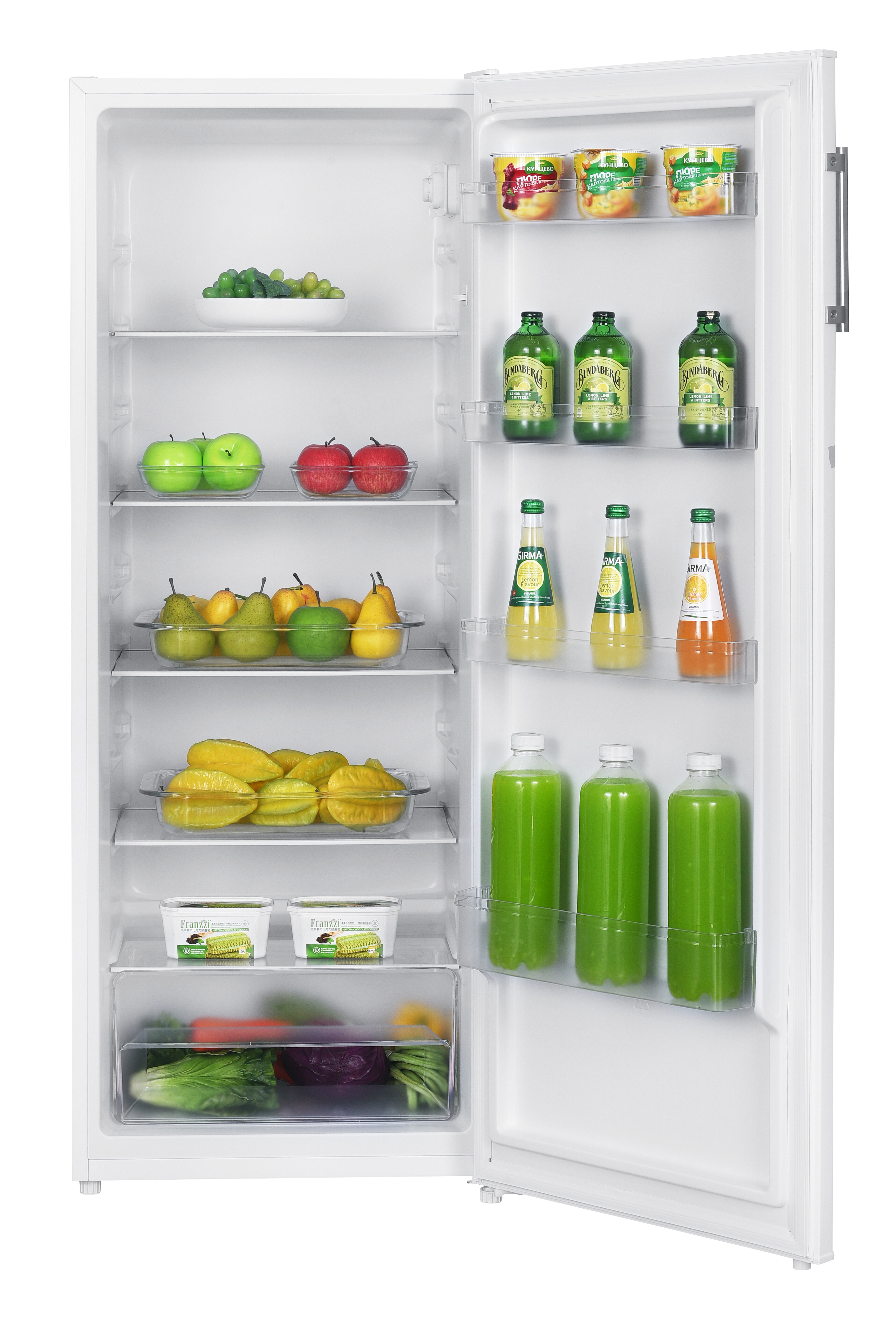 Un refrigerador blanco abierto lleno de frutas, verduras, botellas y frascos en sus estantes.
