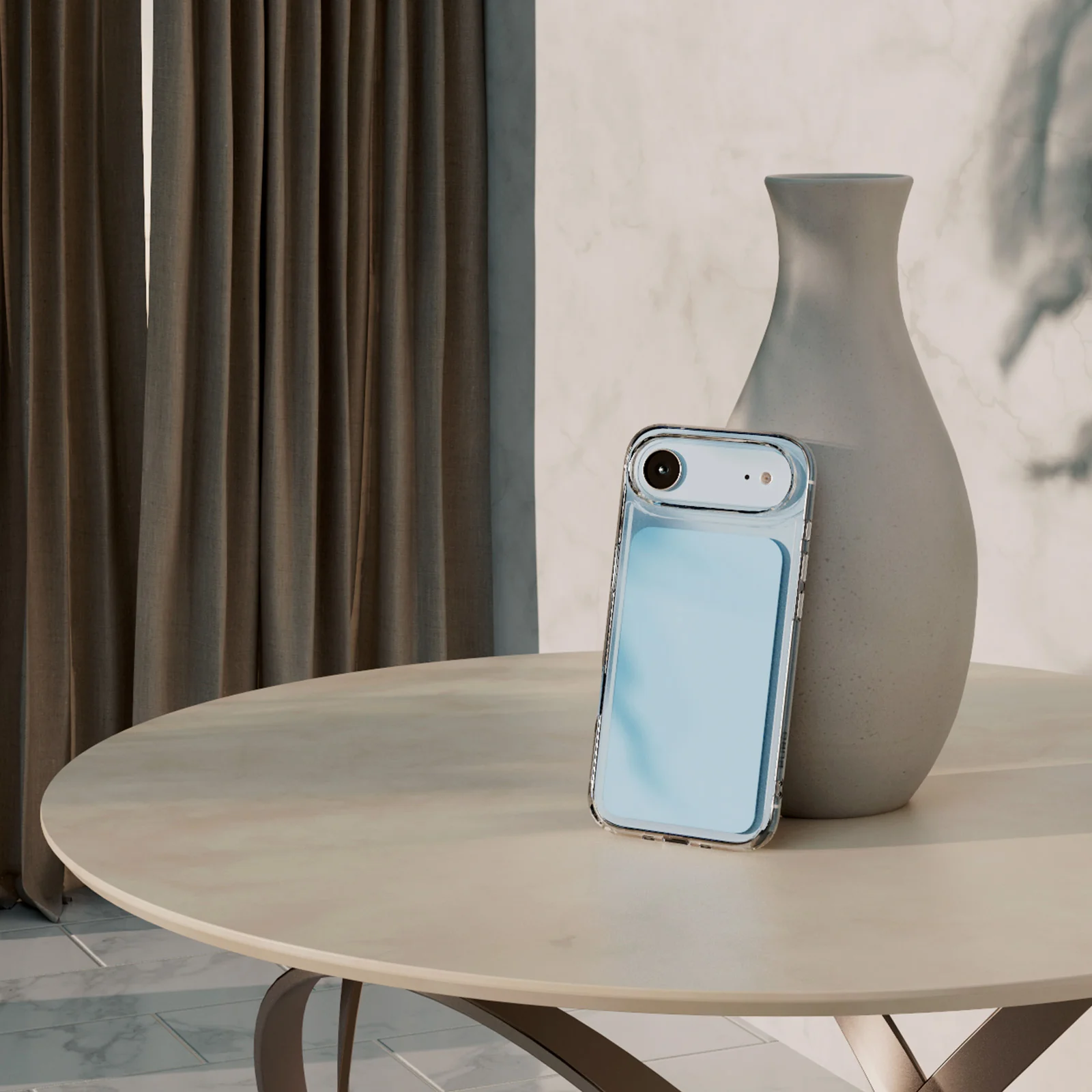 Ein hellblaues Smartphone in einer klaren Hülle steht auf einem runden Holztisch neben einer grauen Vase.