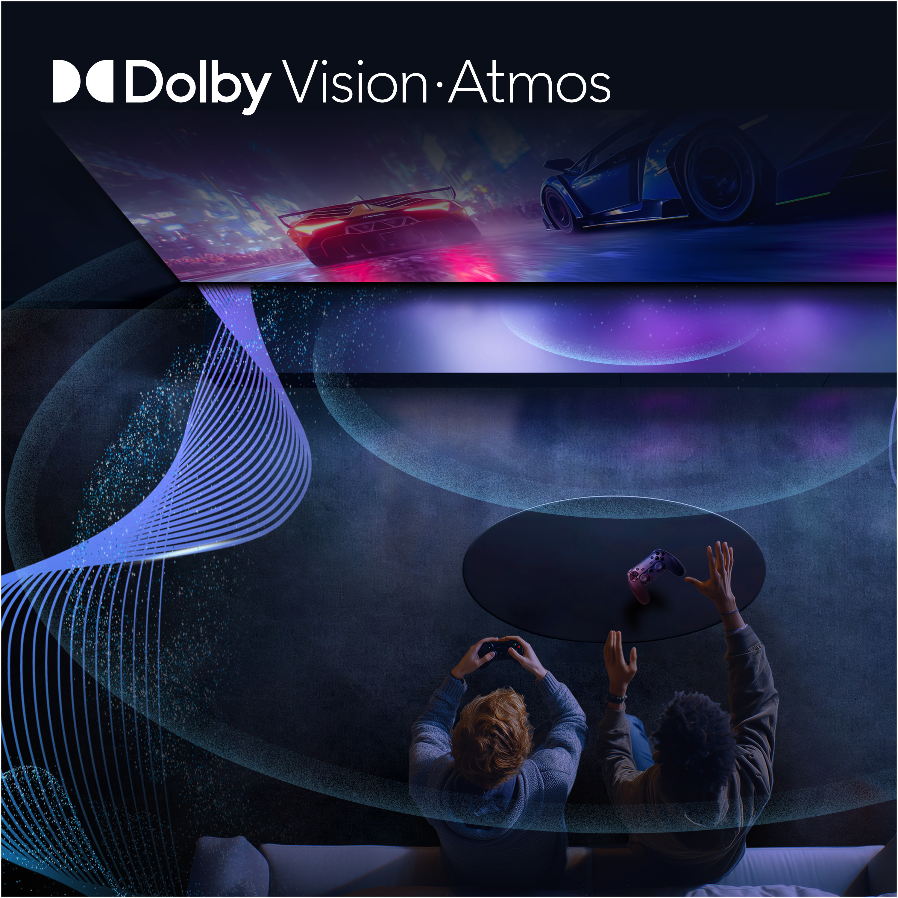 İki kişi, Dolby Vision Atmos ve çevre ses dalgalarına sahip bir TV önünde oyun oynuyor.