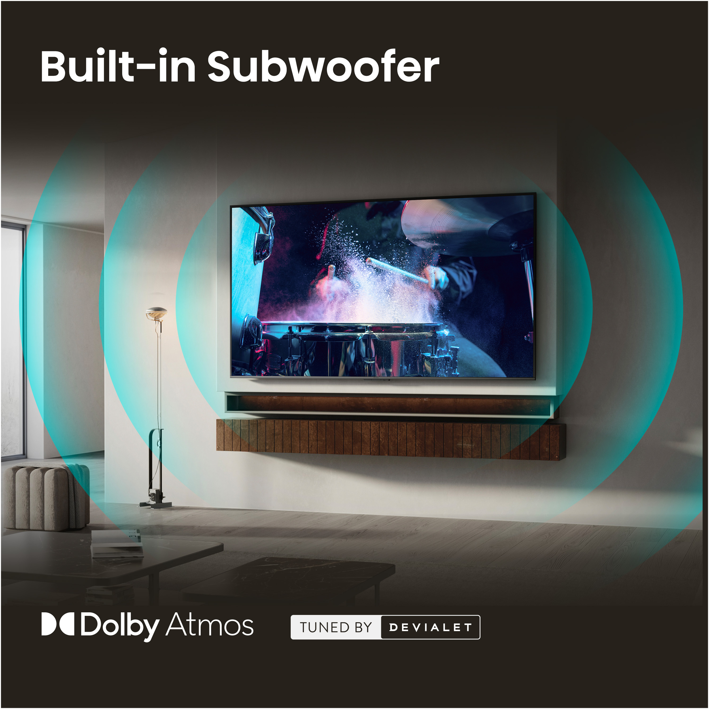 Duvarda ses dalgaları, Dolby Atmos ve Devialet logolar ı olan bir televizyon.