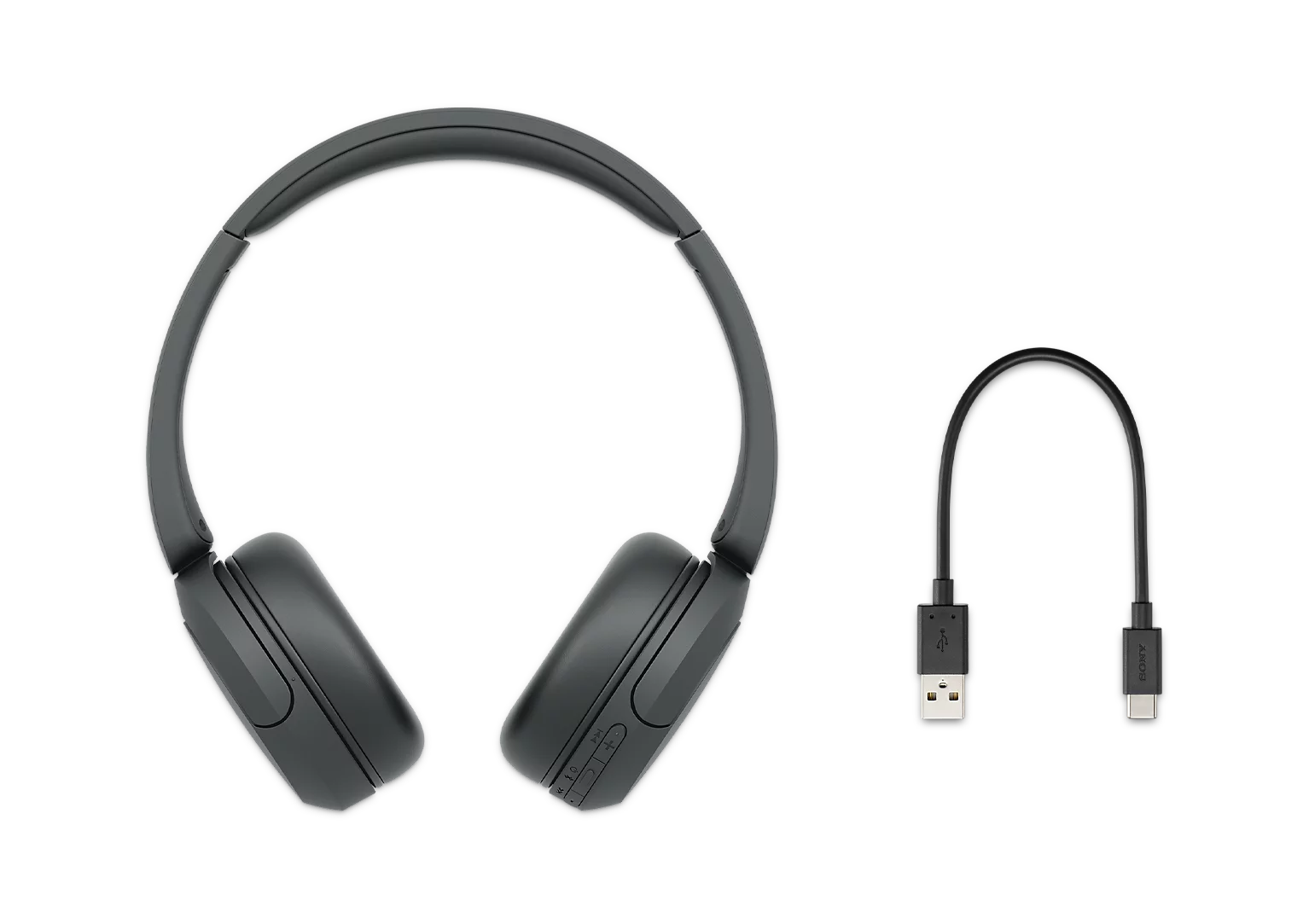 Siyah arka planda USB şarj kablosuyla birlikte siyah kulak üstü kulaklık.