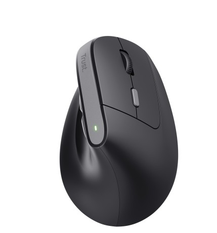 Beyaz arka planda kaydırma tekerleği ve gösterge ışığı olan siyah ergonomik kablosuz fare.