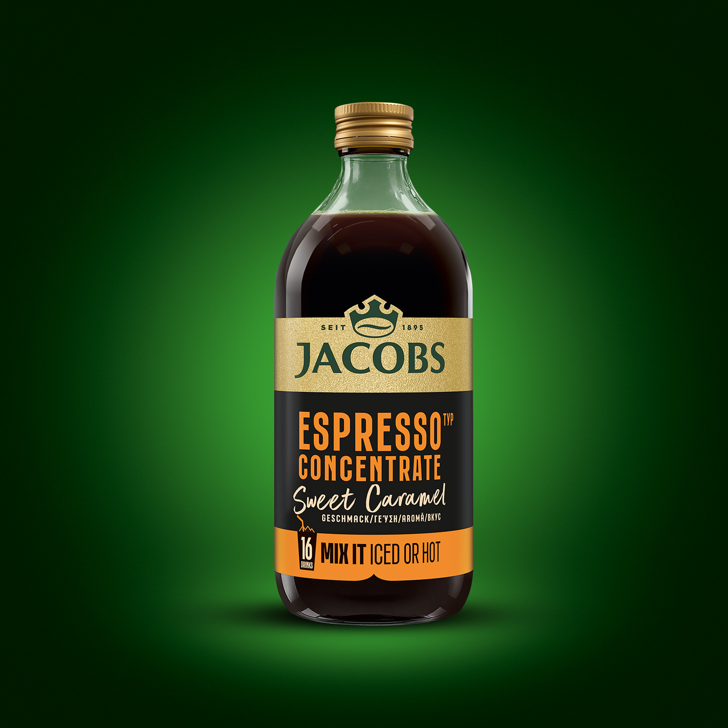 Eine Jacobs Espresso Concentrate Flasche mit Karamellgeschmack vor grünem Hintergrund.