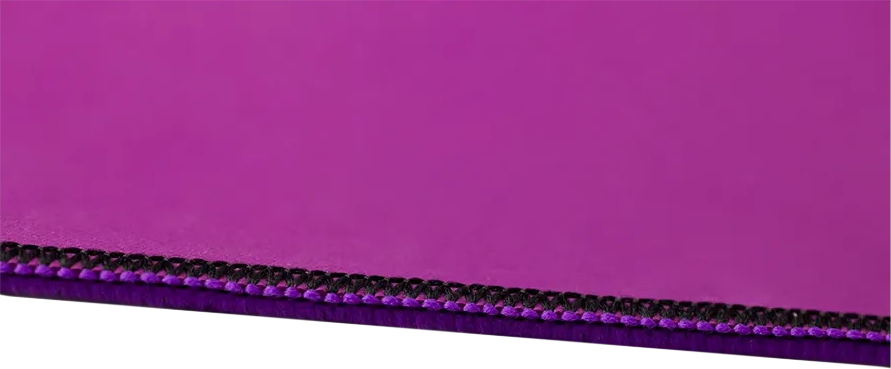Matt lila felület finoman varrott fekete és lila szegéllyel.