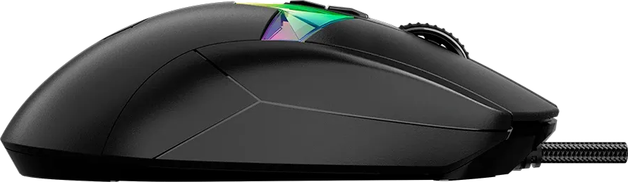 Egy fekete játékegér RGB világítással fekete háttér előtt.