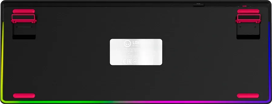 Egy fekete billentyűzet alja rózsaszín lábakkal, ezüst címkével és színes RGB fénycsíkkal.