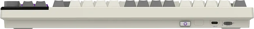 Egy fehér mechanikus billentyűzet oldalsó nézete szürke és lila gombokkal, bekapcsolóval és USB-C porttal.