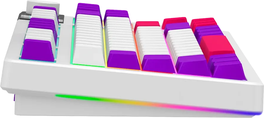 Egy fehér mechanikus billentyűzet színes lila, fehér és piros billentyűsapkákkal és RGB megvilágítással.
