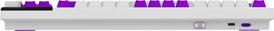 Egy fehér és lila billentyűzet profil billentyűkkel, USB-C porttal és kapcsolóval.