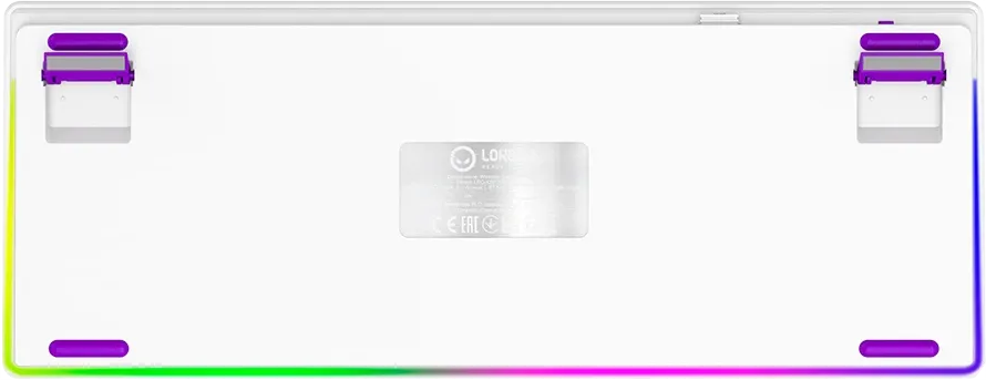 Egy billentyűzet fehér alsó oldala lila lábakkal, gumipárnákkal és elülső RGB fénycsíkkal.