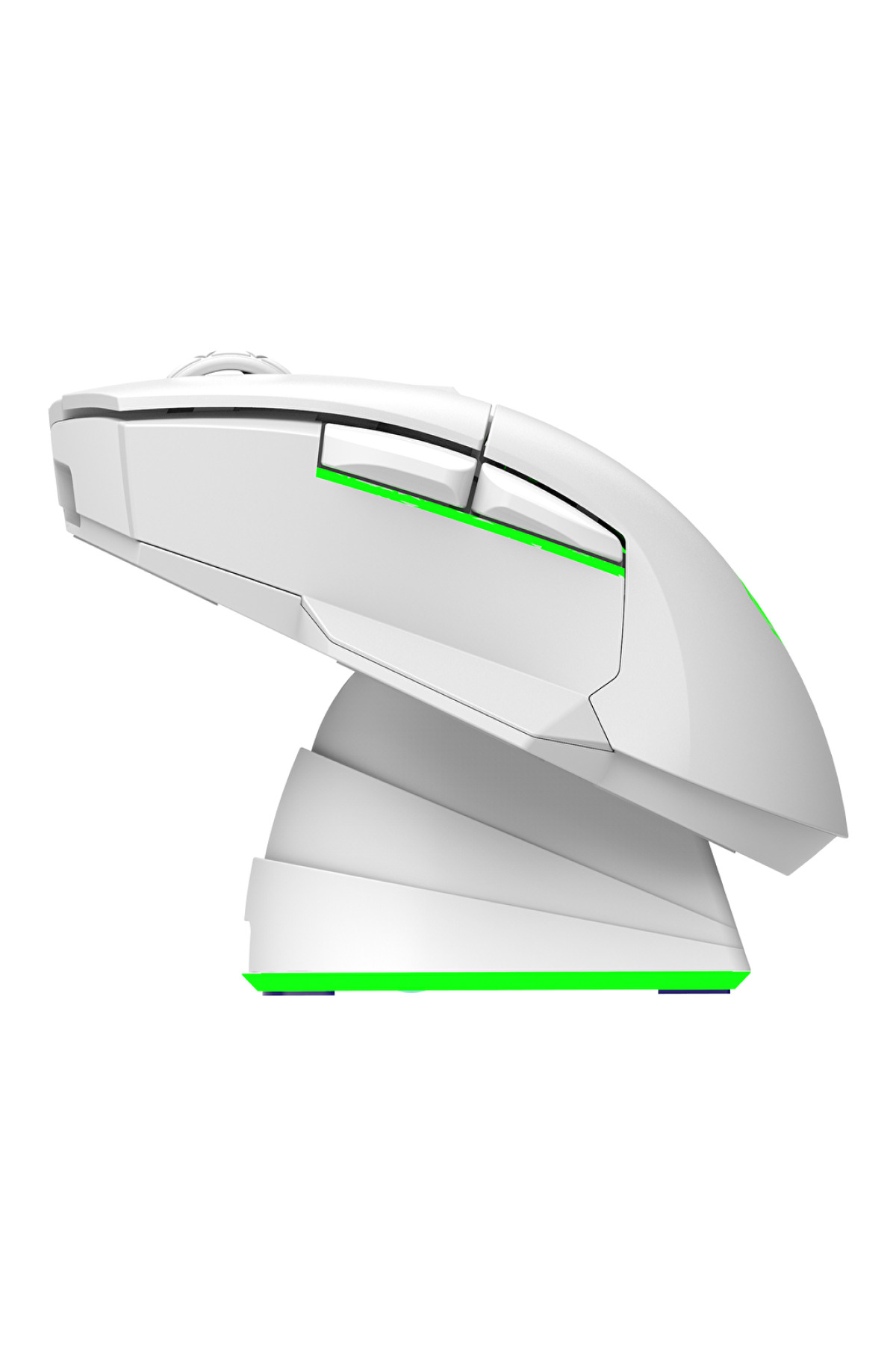 Beyaz bir arka plan üzerinde yeşil LED ışıklı şarj istasyonunda duran beyaz kablosuz oyuncu mouse'u.