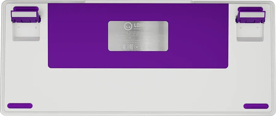 Egy fehér billentyűzet alja lila részletekkel, lehajtható lábakkal és középső fém termékcímkével.