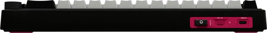 Fekete billentyűzet hátoldala fehér gombokkal, piros panellel, bekapcsológombbal, módválasztóval és USB-C porttal.