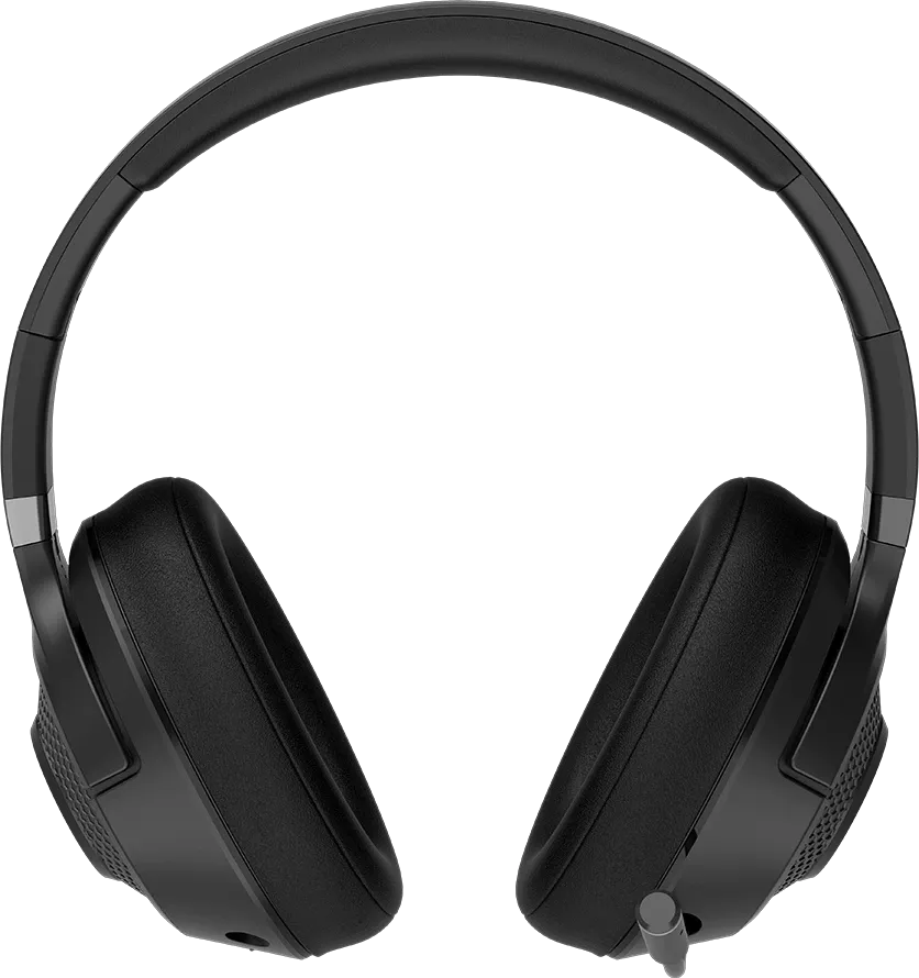 Egy pár fekete over-ear fejhallgató fekete háttér előtt.