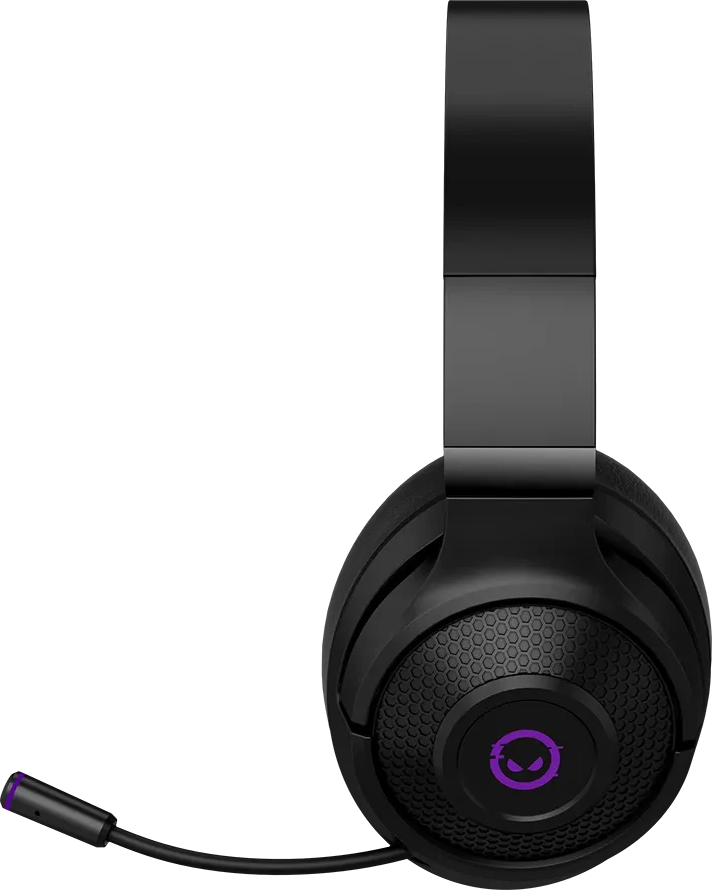 Fekete gamer headset mikrofonnal fekete háttér előtt.
