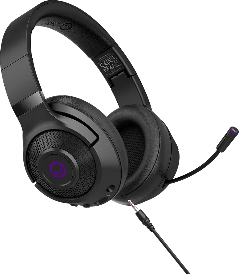 Fekete gamer headset párnázott fülpárnákkal, mikrofonkarral és audiokábellel fekete háttér előtt.