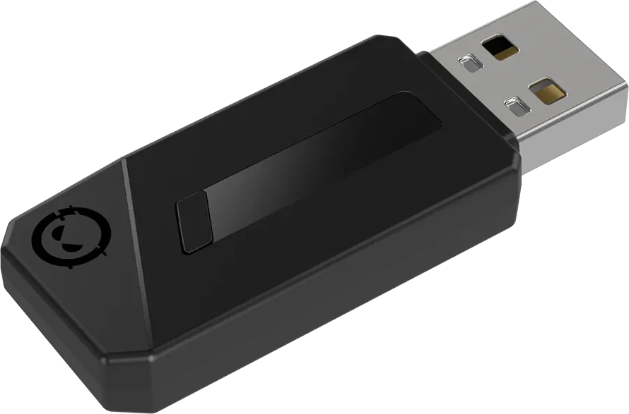 Egy fekete USB flash meghajtó ezüst csatlakozóval és egy kis kerek logóval az előlapon.