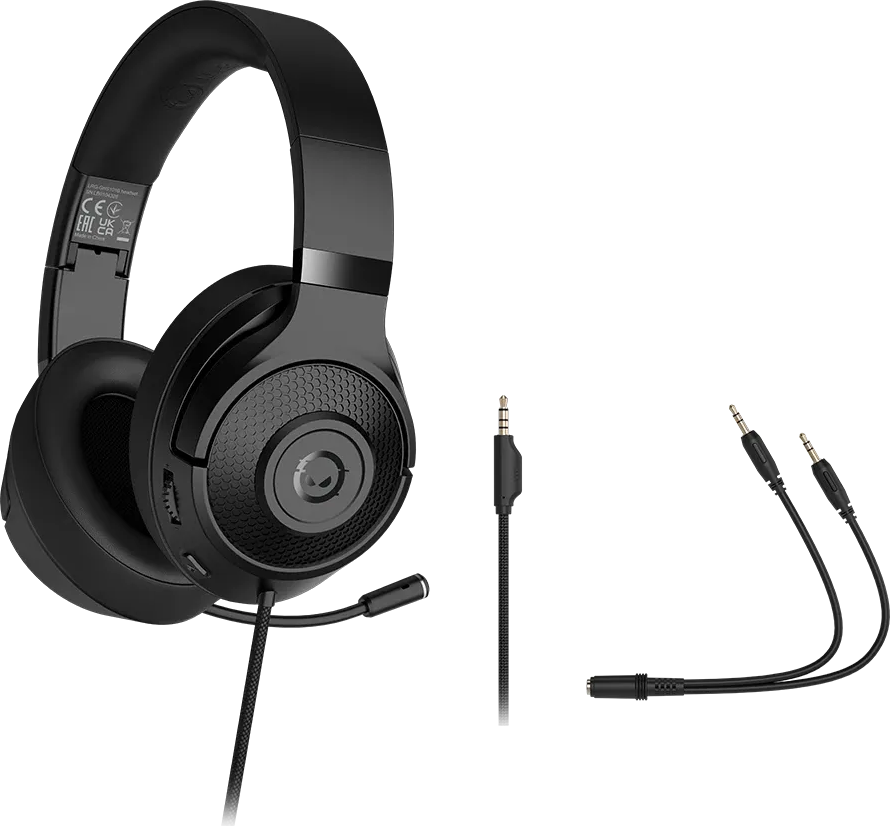 Fekete, fül köré illeszkedő gamer fejhallgató mikrofonnal és audiokábelekkel fekete háttér előtt.