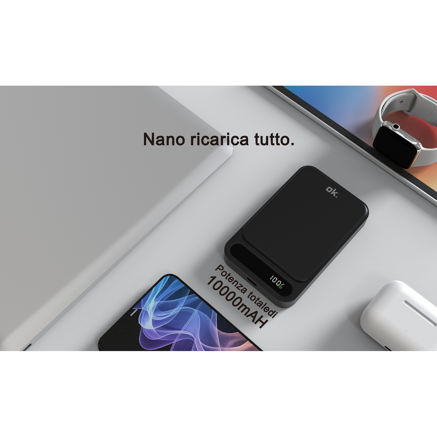 Power bank nera con display LED, circondata da tablet, smartphone, smartwatch e custodia per auricolari.