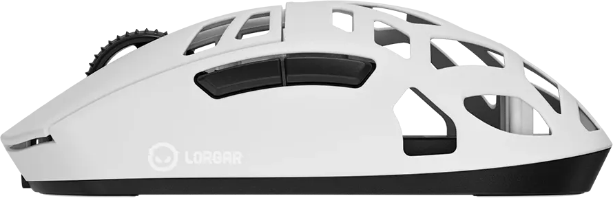 Egy fehér, méhsejt mintás gamer egér fekete oldalsó gombokkal fekete háttér előtt.
