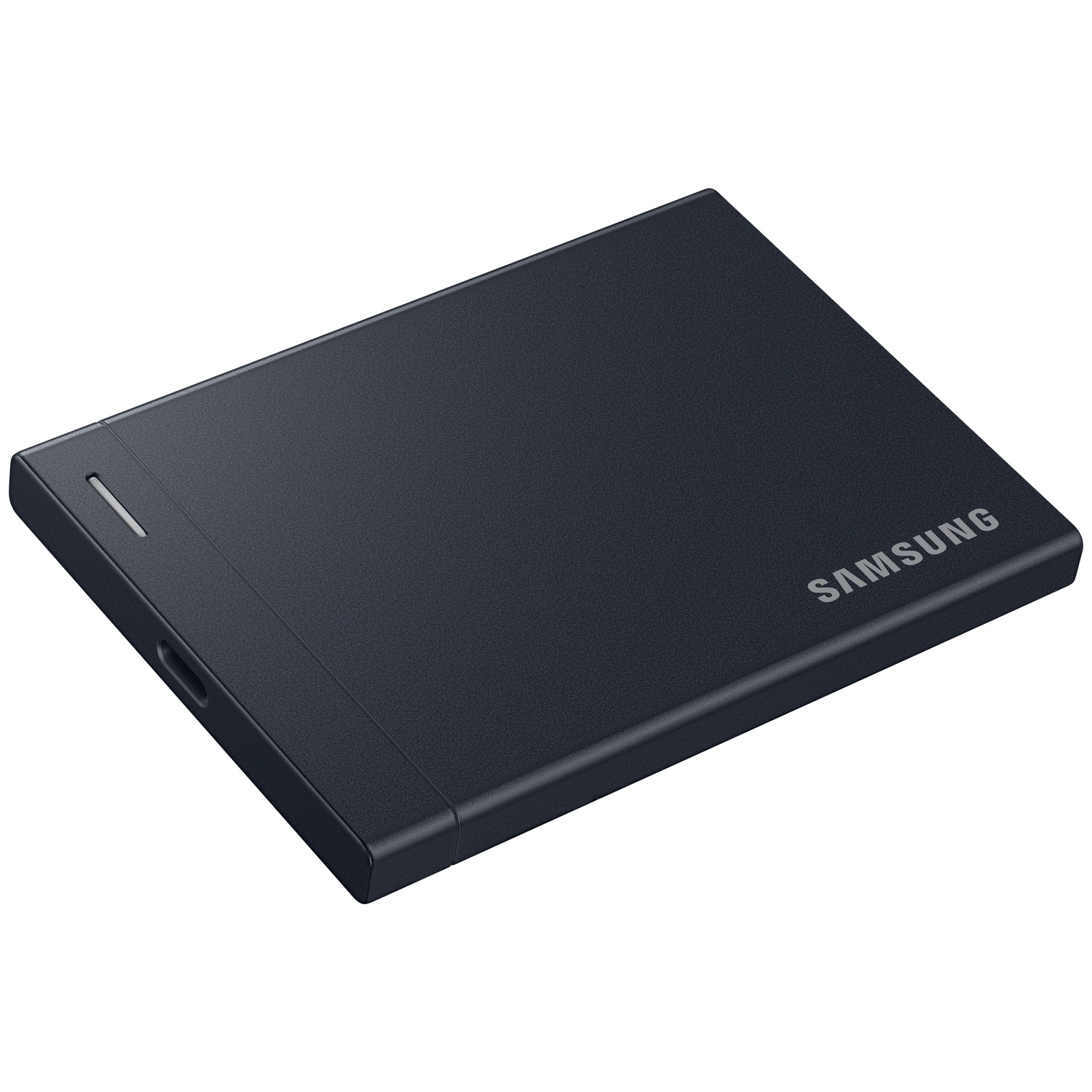 Een zwarte Samsung draagbare SSD-schijf ligt op een witte achtergrond.