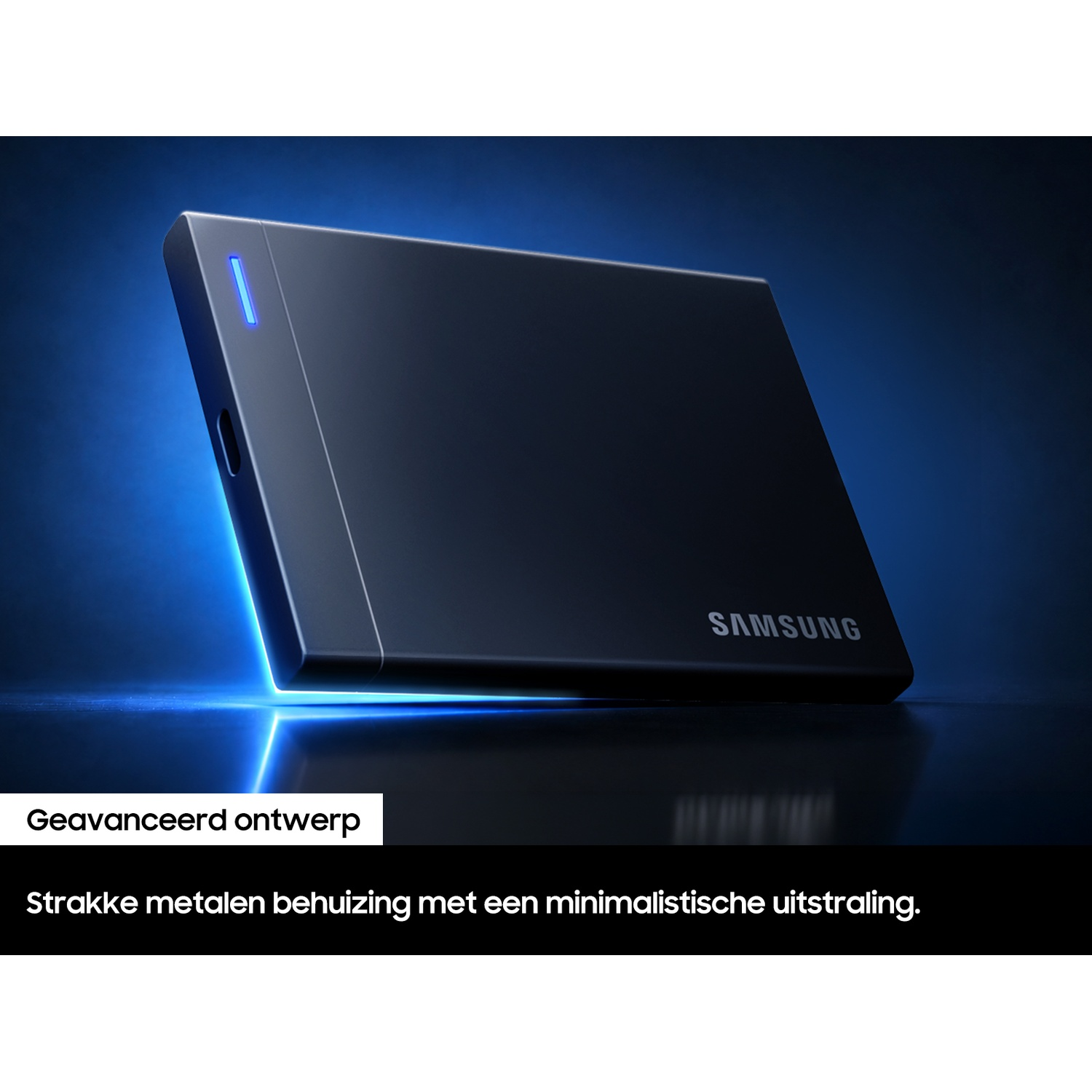 Zwarte Samsung SSD op een donkere achtergrond met blauw licht.