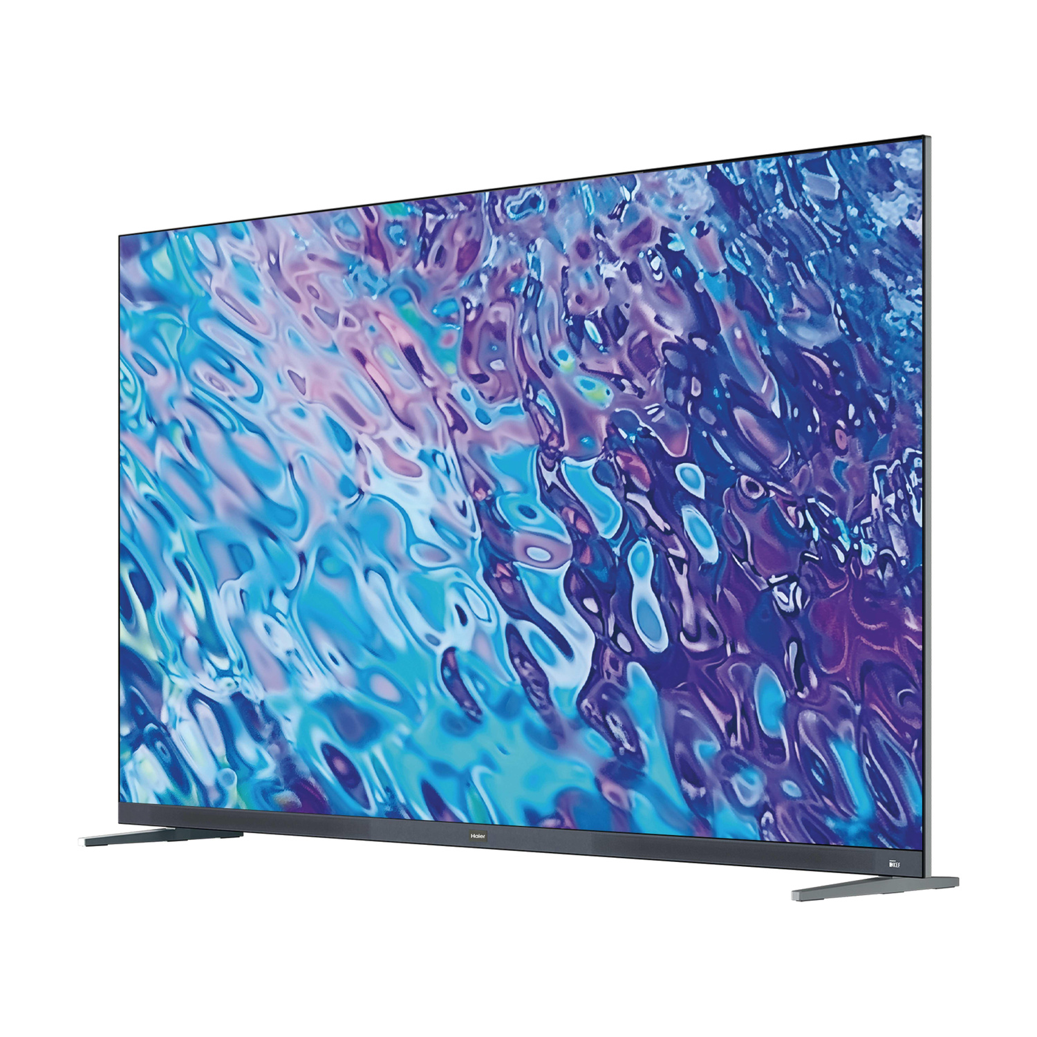 Una sottile televisione con un motivo d'acqua astratto blu sullo schermo poggia su piedini argentati.