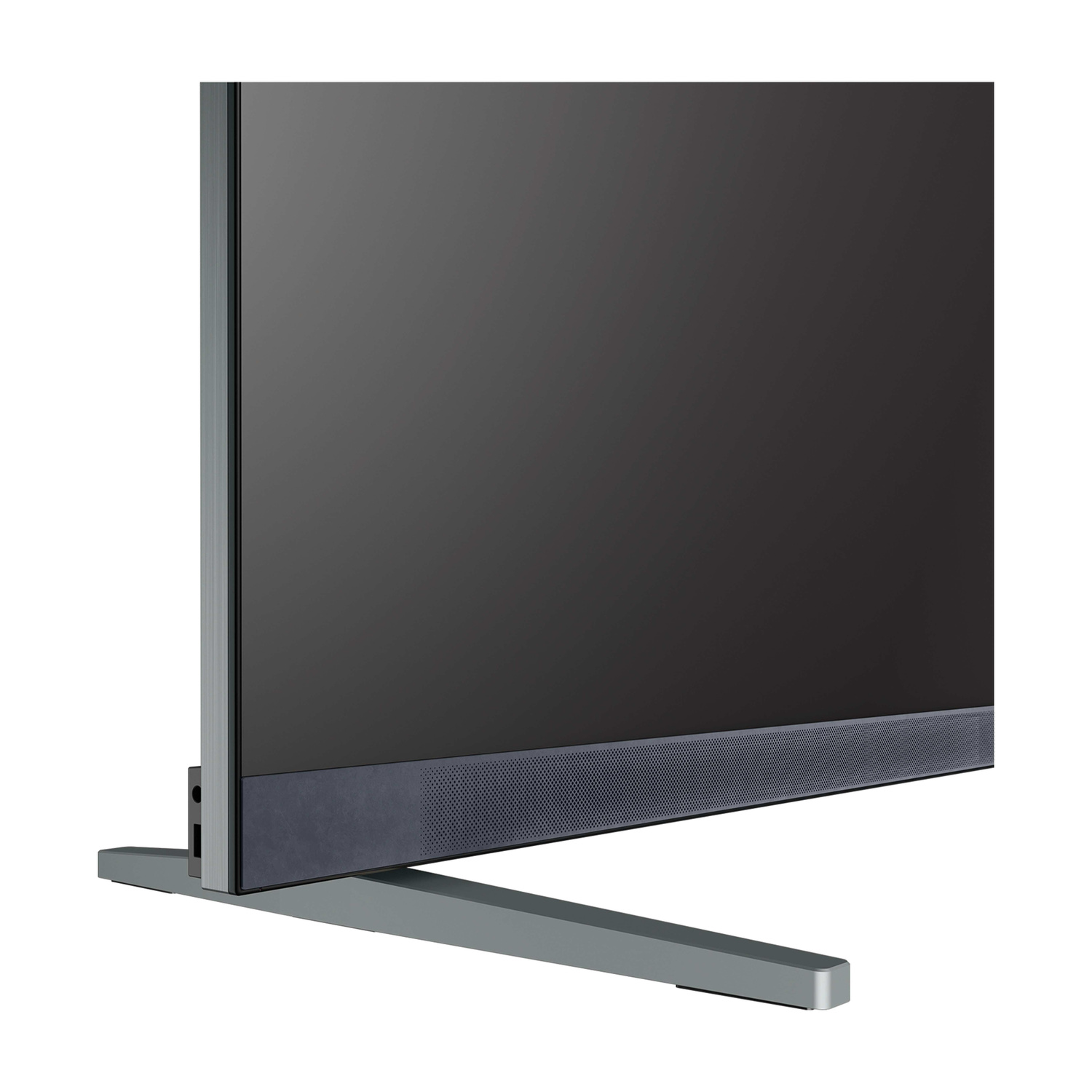 Vista laterale di un moderno televisore a schermo piatto con supporto in metallo grigio su sfondo bianco.