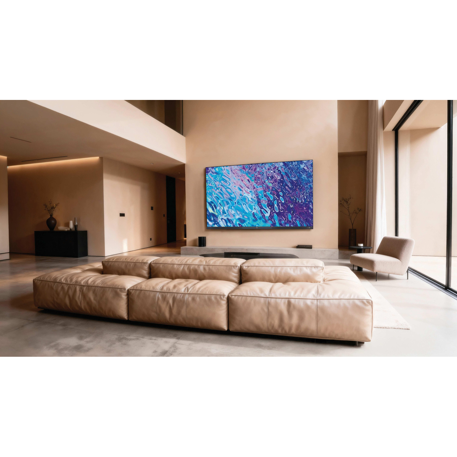 Lussuoso soggiorno con divano beige e grande TV con immagine blu.