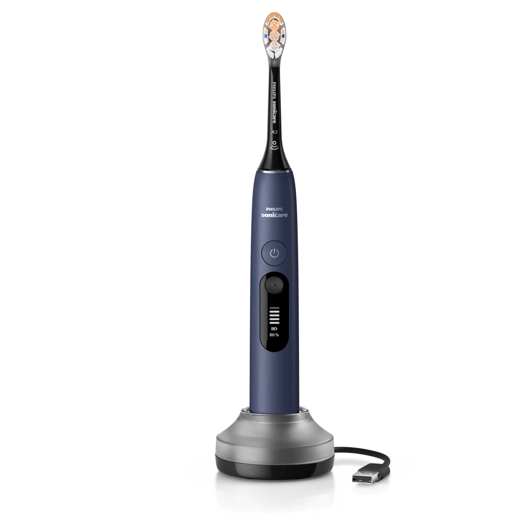 Niebieska szczoteczka elektryczna Philips Sonicare na srebrnej podstawie ładującej z kablem USB na białym tle.