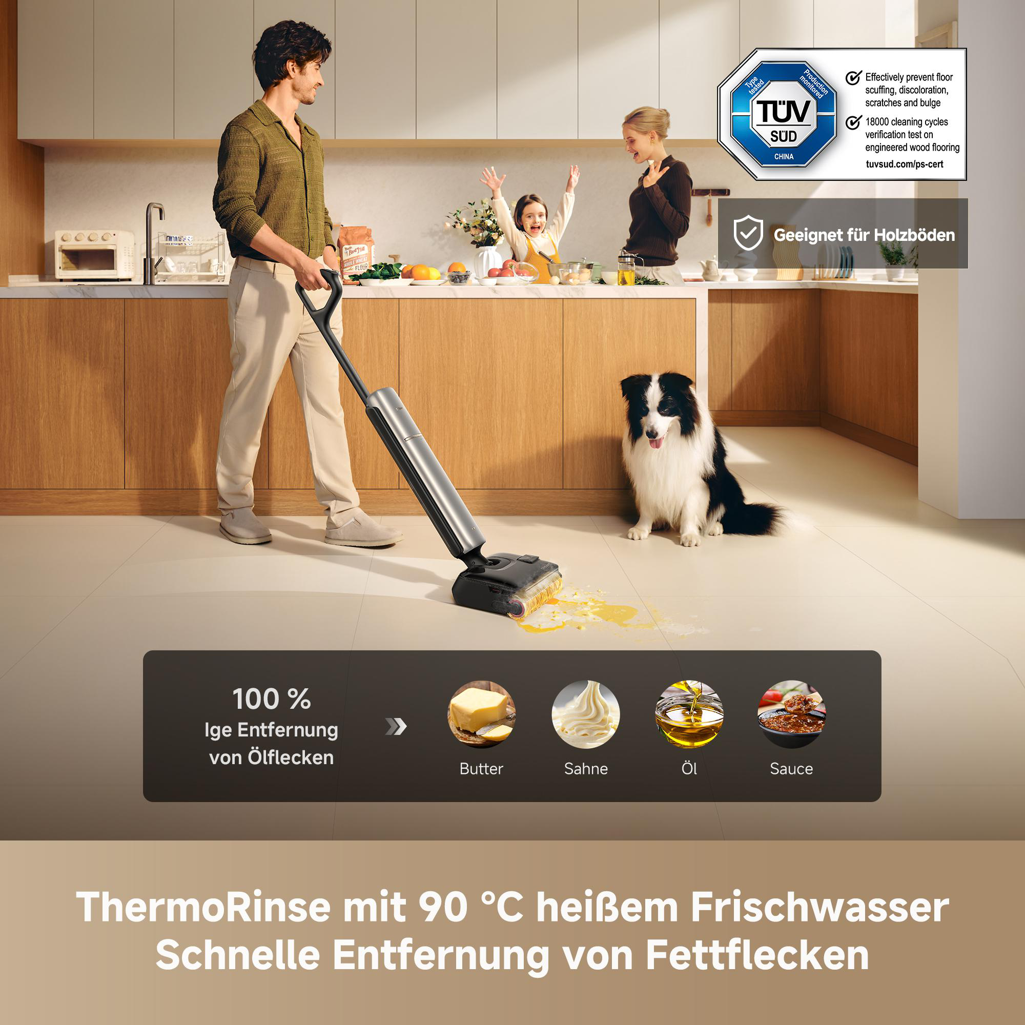 Ein Mann nutzt einen Akkusauger auf Holzboden, während Familie und Hund in einer modernen Küche zusehen.
