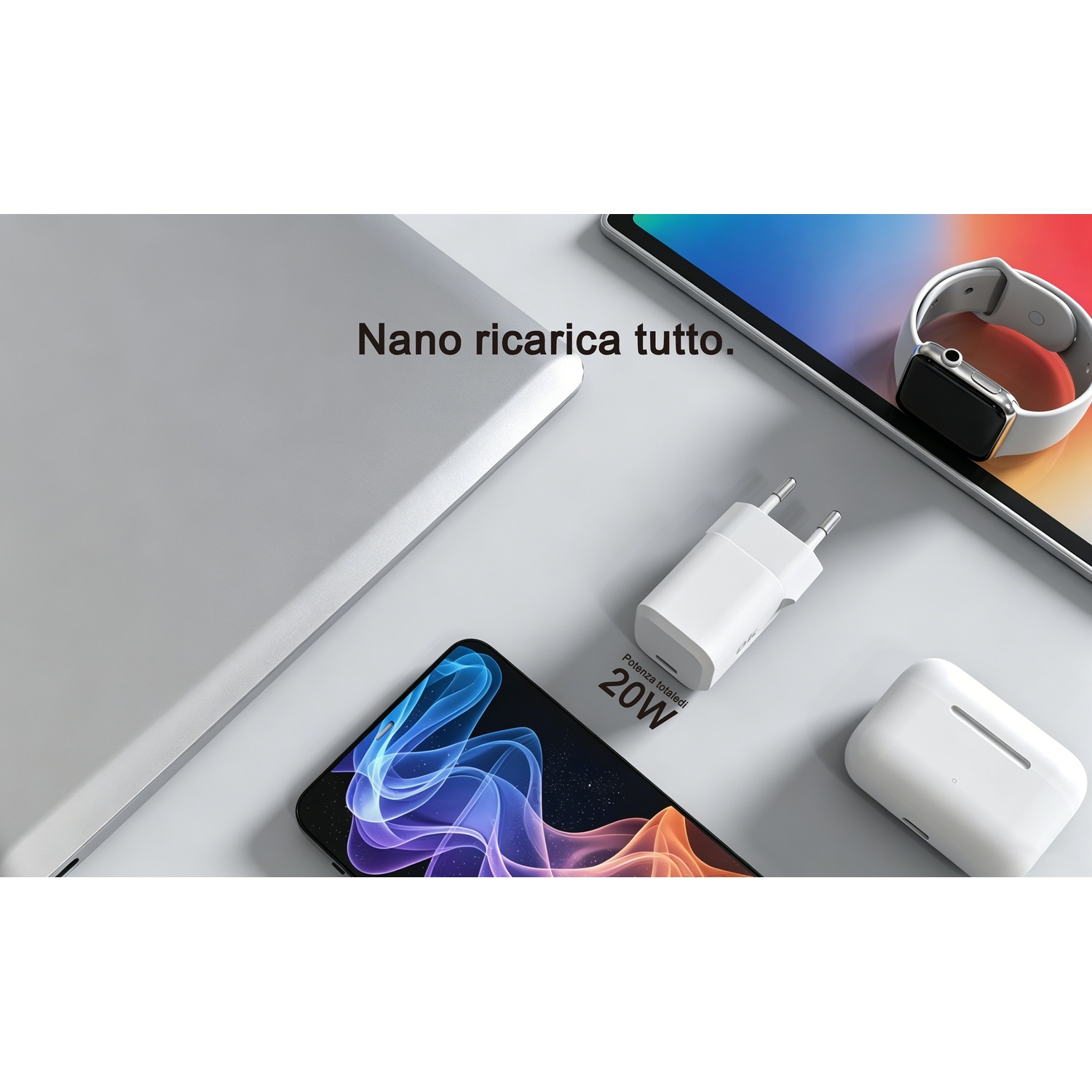 Un caricabatterie nano bianco da 20W su un tavolo vicino a laptop, smartphone, tablet, smartwatch e custodia per auricolari.