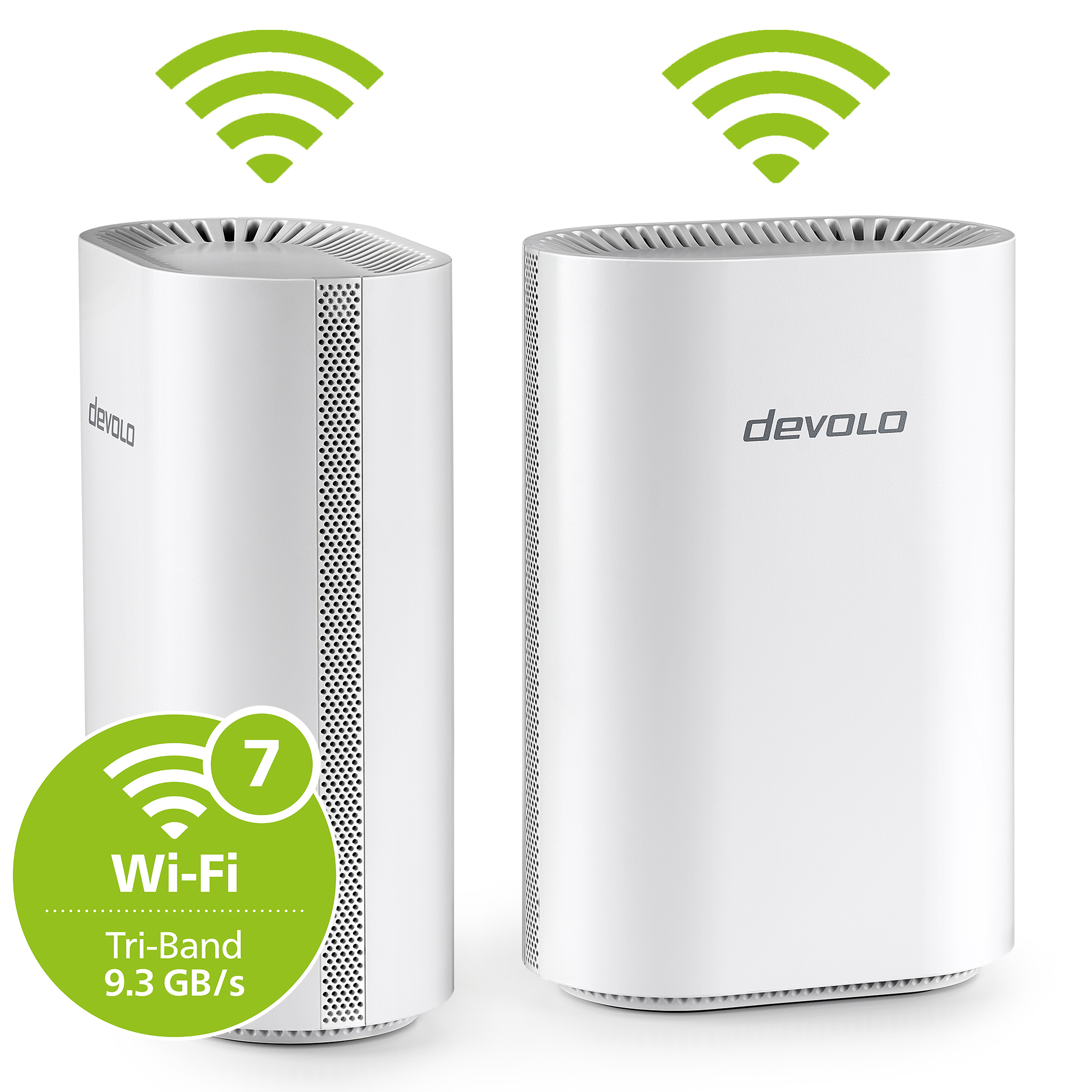 Zwei weiße Devolo Wi-Fi 7 Tri-Band Router mit grünen WLAN-Symbolen und einem Label.