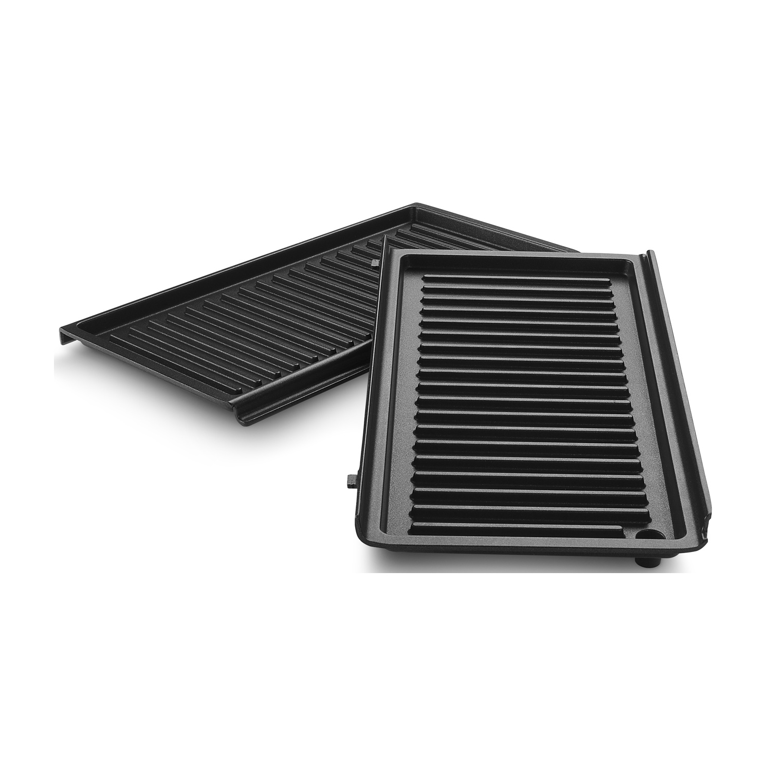 Due piastre da grill in ghisa nera su sfondo bianco, una davanti e una leggermente dietro.