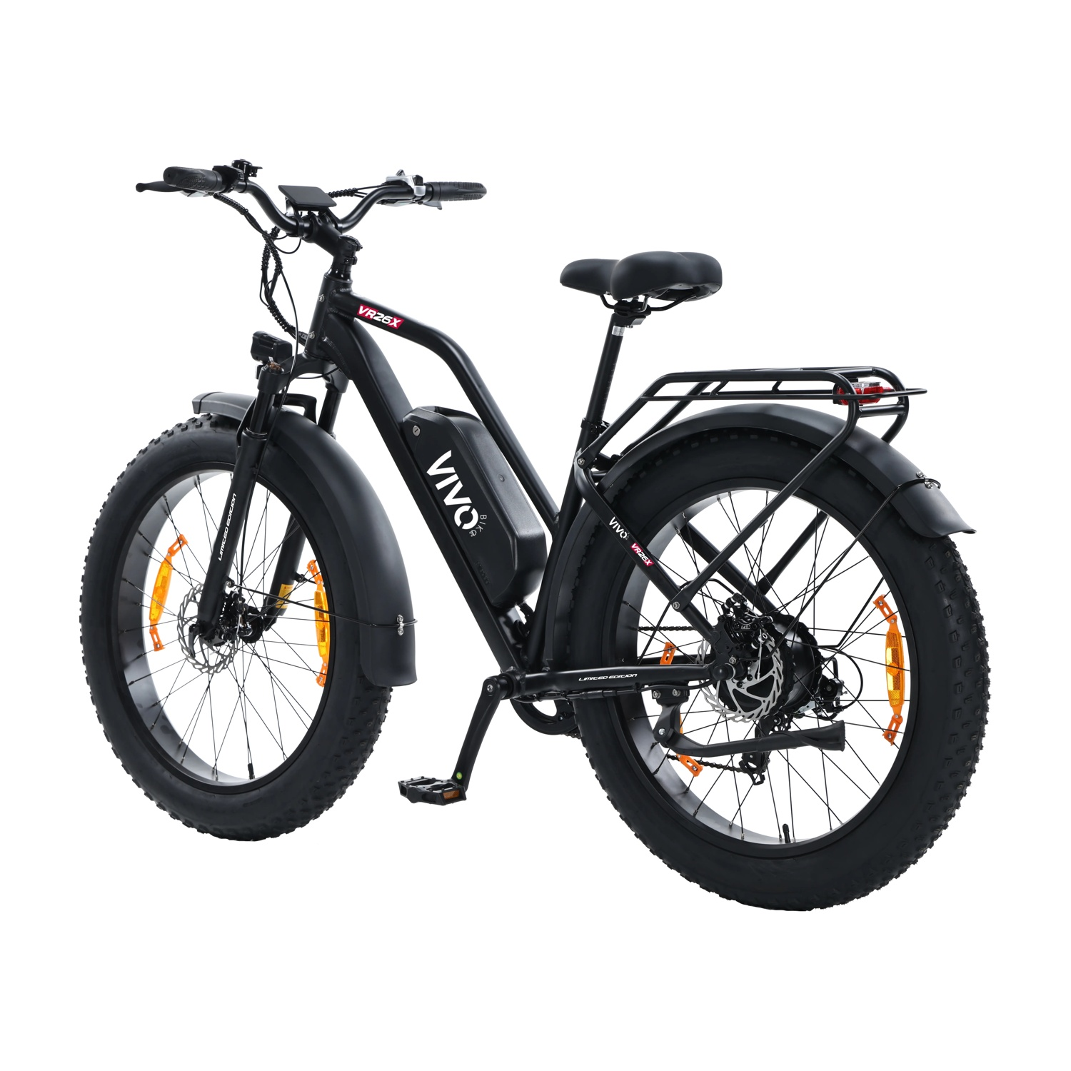 Bicicletta elettrica nera con pneumatici larghi e portapacchi su sfondo bianco.