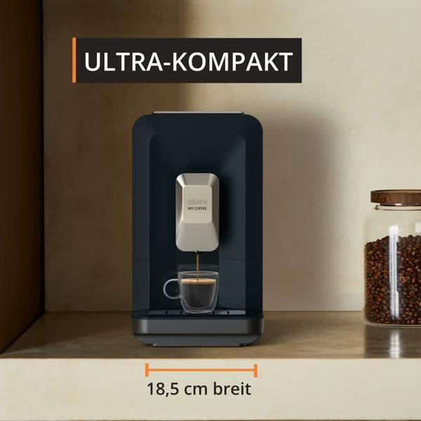 Kompakte schwarze Kaffeemaschine mit einer Glas Tasse auf einer hellen Holzoberfläche und einem Glas mit Kaffeebohnen.