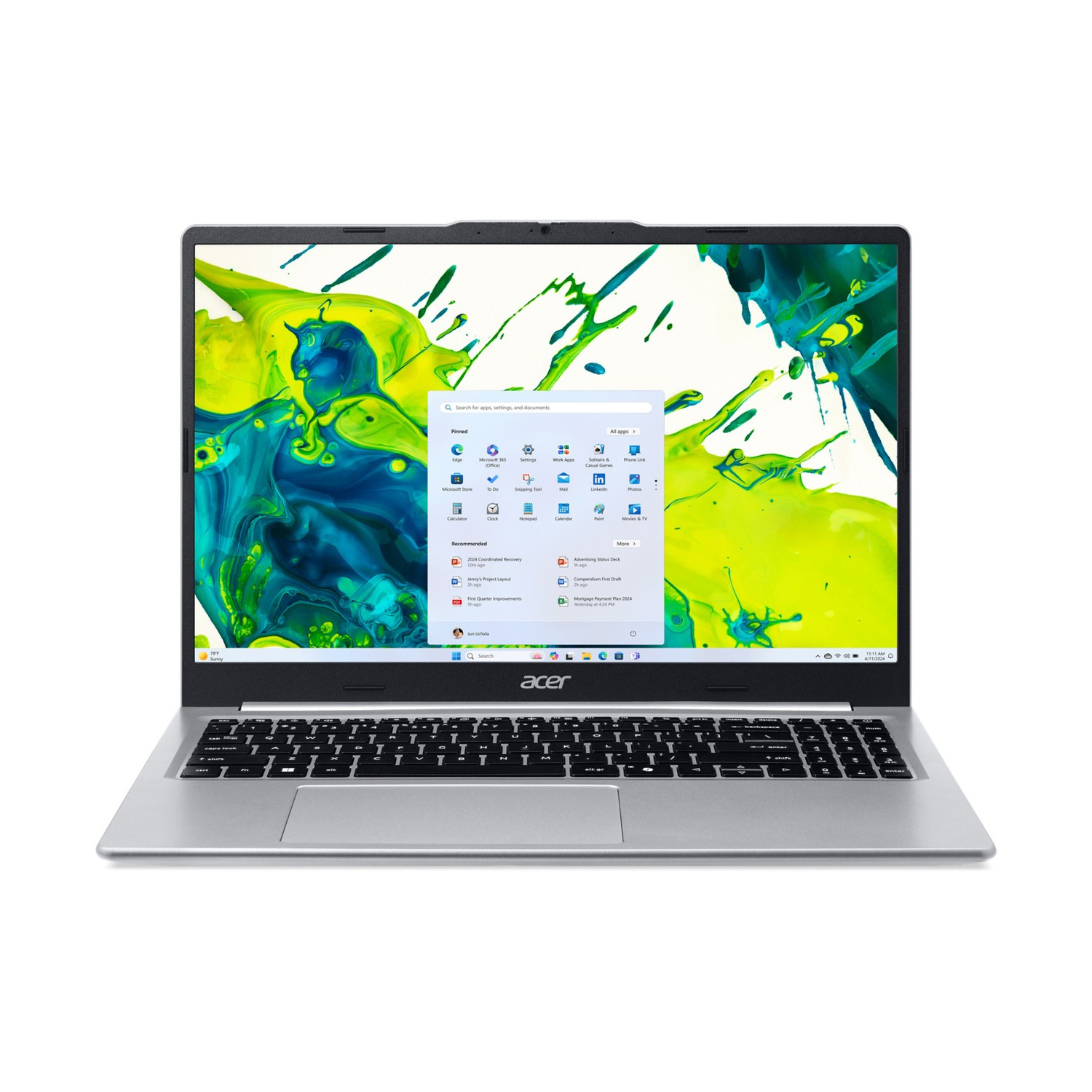 Laptop Acer argento con menu Start aperto sullo schermo su sfondo bianco.
